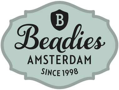 Beadies in sierlijke letters op een groene achtergrond