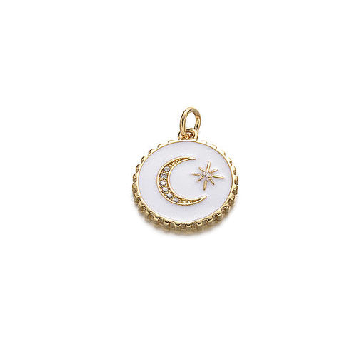 Gouden munt bedel met een maan en een ster. Ideale bedel voor aan je ketting, armband of oorbel.