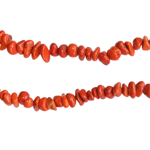 Streng van oranje rode magnesite chips kralen. Een van onze bestsellers. Onregelmatige koraal kralen waarmee je een mooi effect krijgt. 