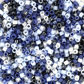 Een zakje miyuki delica kralen in een blauwe mix. Deze kralen zijn 2mm en ideaal om fijne sieraden van te rijgen of te weven.