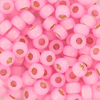 Miyuki rocailles 6/0 kralen in de kleur silverlined light pink roze. Zelf sieraden maken wordt nu nog mooier en leuker met deze zakjes kralen.