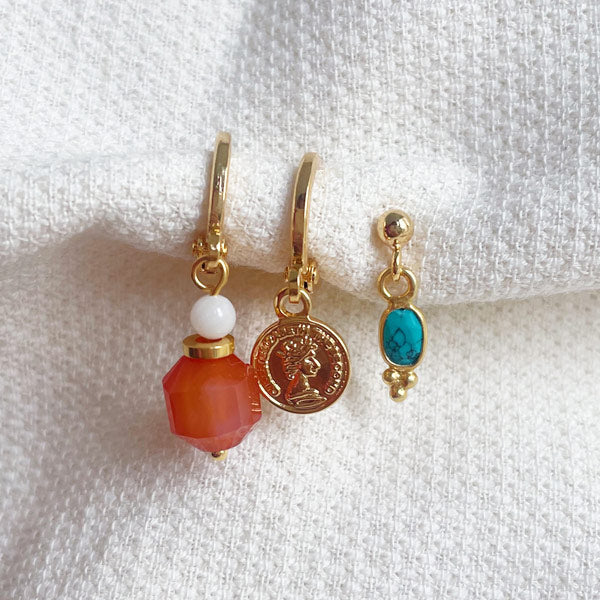 een setje van 3 gouden oorbellen met turkooise steen, een gouden muntje en oranje agaat edelsteen