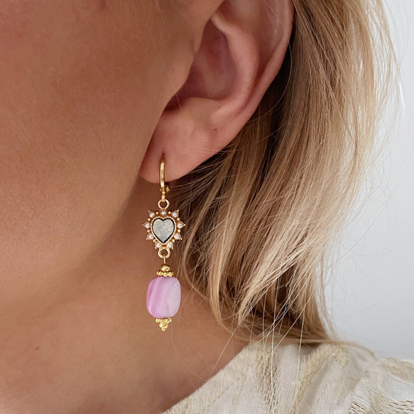 one piece oorbellen met edelstenen en parels in lila roze, goud, turkoois en blauw. Allemaal handmade by Beadies Amsterdam