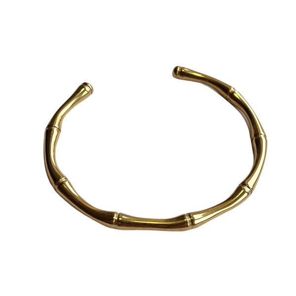 Gouden bangle armband in bamboe patroon.