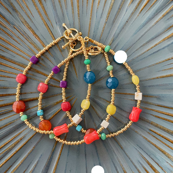 Geregen armbandje met bamboekoraal en verschillende gekleurde half edelsteentjes. 
