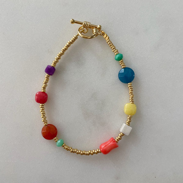 Geregen armbandje met bamboekoraal en verschillende gekleurde half edelsteentjes. 
