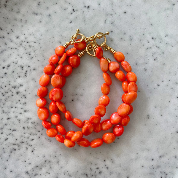 Fijn geregen armbandje met oranje irregular bamboekoraal kralen. Met als detail een gouden kapittel sluiting. Een echte eyecatcher voor je zomer outfit.
