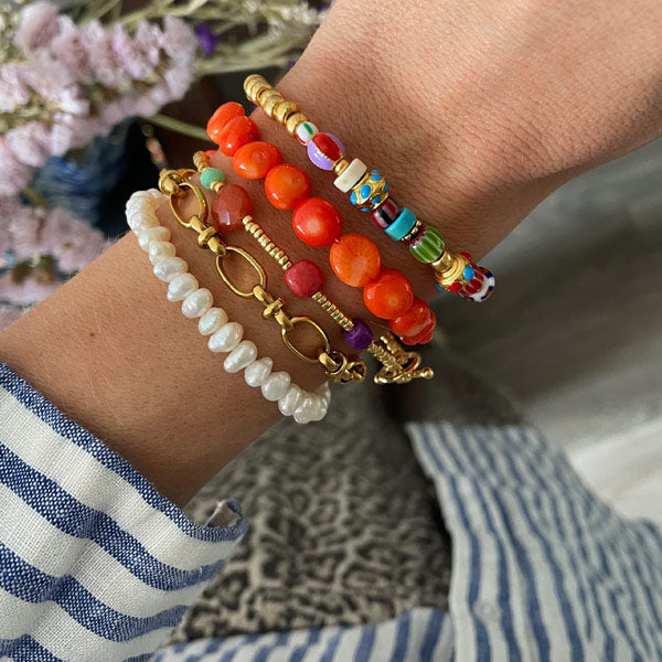Geregen armbandje met bamboekoraal en verschillende gekleurde half edelsteentjes. 
