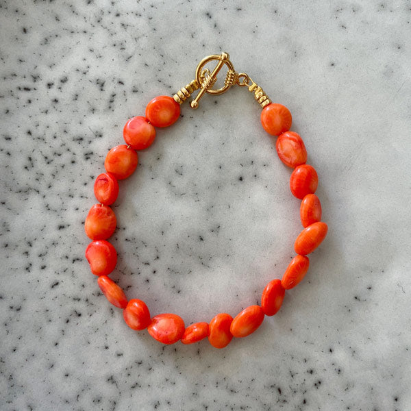 Fijn geregen armbandje met oranje irregular bamboekoraal kralen. Met als detail een gouden kapittel sluiting. Een echte eyecatcher voor je zomer outfit.
