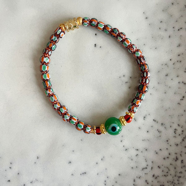 Armband geregen met bruine chevron kralen en een groene evil eye kraal. Een typische Beadies: it's all in the details.