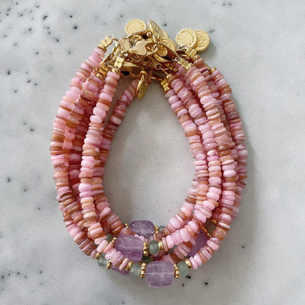 beadies armbandjes geregen van roze agaat kralen in een prachtig ton sur ton verloop met een lila amethist als eyecatcher.