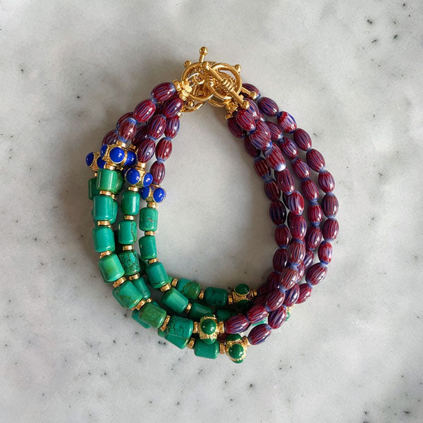 Armbandje met warme kleuren, ideaal voor dit seizoen. Burgundy, groen met een gouden kapittelsluiting. Een perfecte armband als je van kleur houdt.
