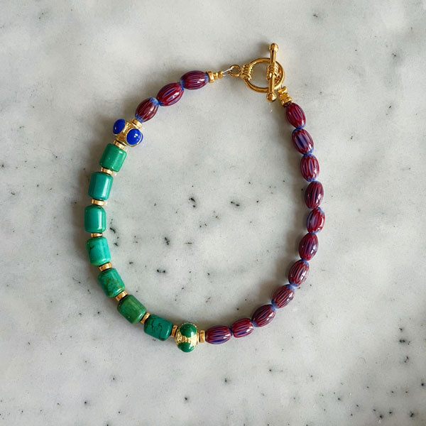 Armbandje met warme kleuren, ideaal voor dit seizoen. Burgundy, groen met een gouden kapittelsluiting. Een perfecte armband als je van kleur houdt.