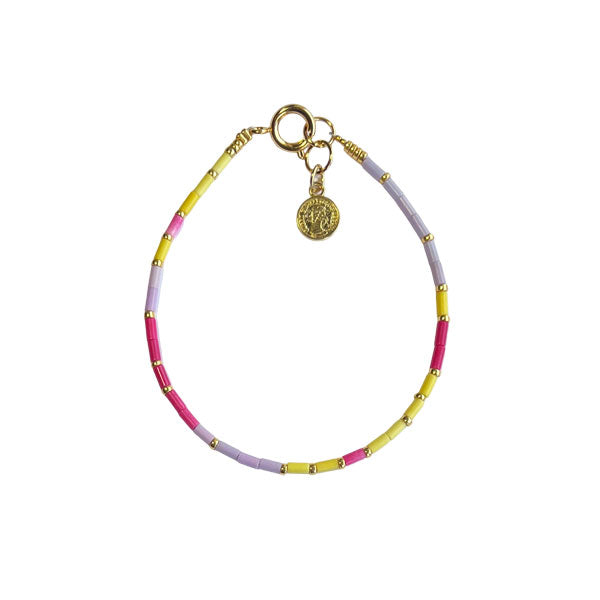 Geregen armbandje met kleine tube kralen in geel, roze en lila. Ideaal voor je zomer outfit.
