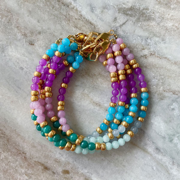 Armband geregen van verschillende edelstenen in roze, lila, groen en blauw. Een ideale armband als je van kleur houdt.