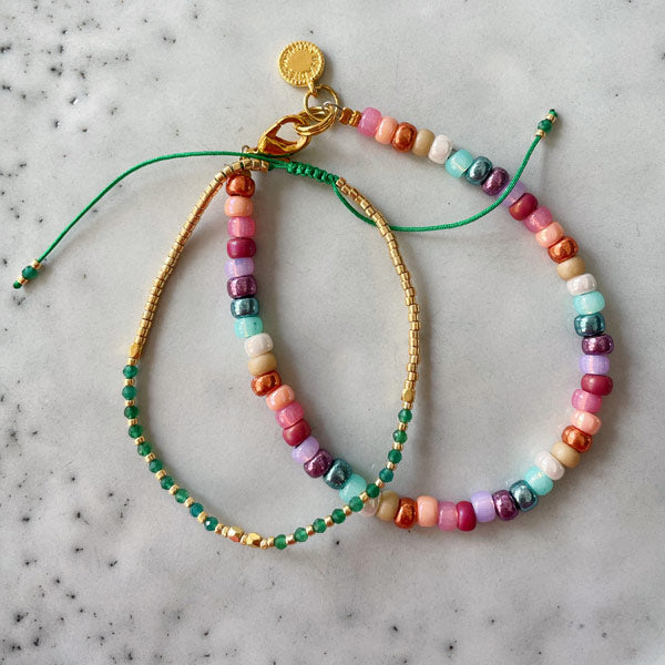 twee kleurrijke armbandjes van kralen met rainbow kleuren van miyuki rocailles