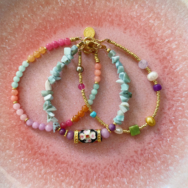 Armband geregen van verschillende edelstenen in roze, lila, groen en blauw. Een ideale armband als je van kleur houdt.