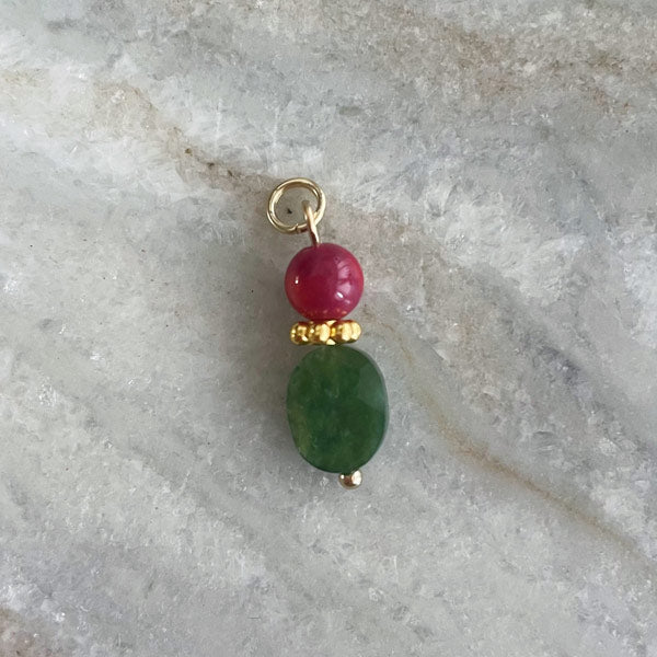 Dit groen met roze halfedelsteen bedeltje is ideaal aan jouw koord ketting, bedelarmband of bedelketting