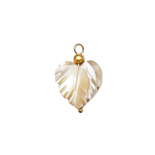 Een bedel van schelp in de vorm van een hartje. Een ideale bedel om je eigen bedelketting of armband mee te maken.