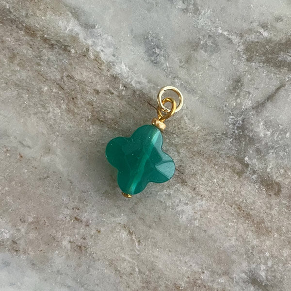Bedel van een groen jade klavertje . Ideaal voor aan jouw koord ketting, bedelketting, bedelarmband of oorbel.