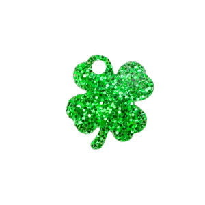 Groen glitter klavertje vier. Een ideaal bedeltje voor aan je bedelketting, armband of oorbel.