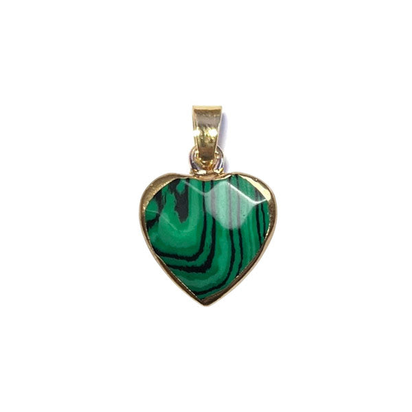 Groene malachiet bedel in de vorm van een hart met een gouden haakje.
