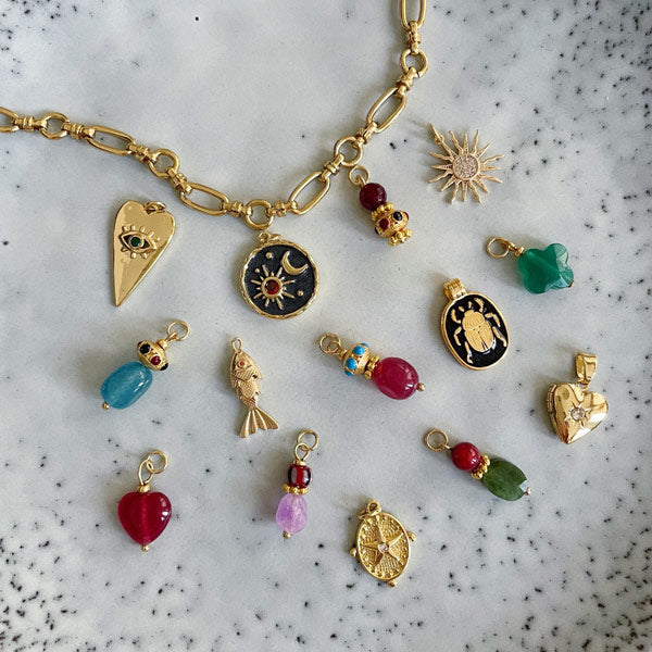 gekleurde hangertjes van halfedelsteen voor aan een bedelketting, bedelarmband of oorbel.