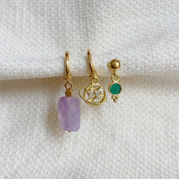 set van 3 oorbellen met een lila amethist steen, een gouden planeetje en een groene emerald. 