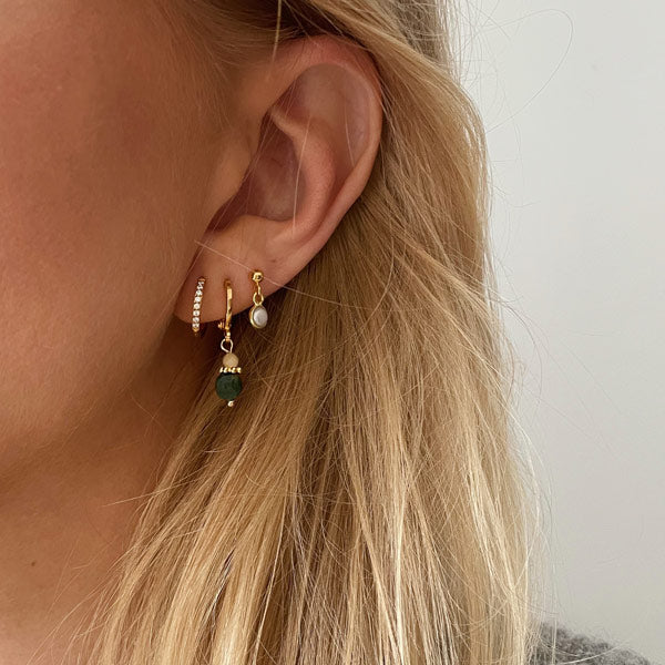 set van drie gouden oorbellen waaronder een zirconia ring, een parelknopje en een groene agaat. handig voor een 2e of 3e gaatje.