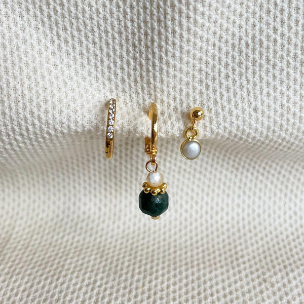 Set van drie gouden oorbellen waaronder een groene agaat en een wit pareltje. Handig als je meerdere gaatjes in je oor hebt.