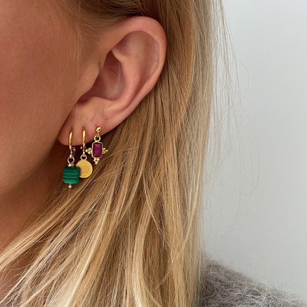 set van drie gouden oorbellen waaronder een groene malachiet, een gouden muntje en een roze agaat. Handig als je meerdere gaatjes hebt.