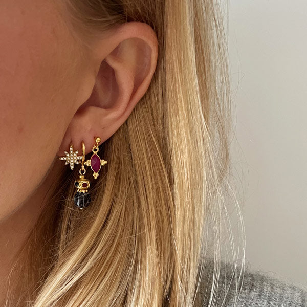 set van 3 gouden oorbellen waaronder een morningstar met zirconia steentjes, een zwart met bordeauxrood steentje en een roze agaat bedeltje. Handig als je meerdere gaatjes in je oor hebt.