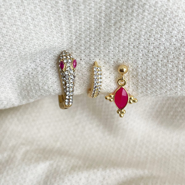 Set van 3 oorbellen waaronder een kristallen slang, een klein gouden ringetjes en een roze vintagelook hangertje.