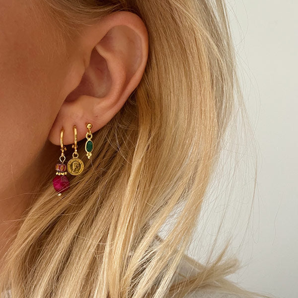 set van drie gouden oorbellen waaronder een roze jade, een gouden muntje en een groene agaat. Handig als je meerdere gaatjes hebt.