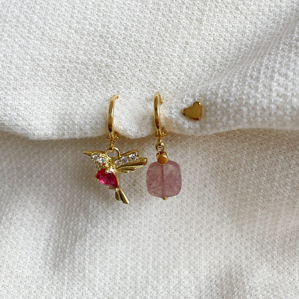 set van 3 oorbellen met een roze gouden kleine kolibrie, een ruby quartz en een hartje.