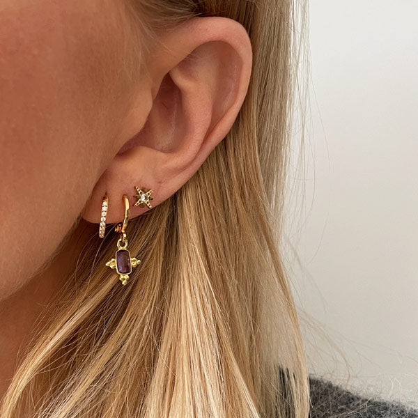 set van drie gouden oorbellen met kristal en een lila agaat. Handig als je meerdere gaatjes hebt.