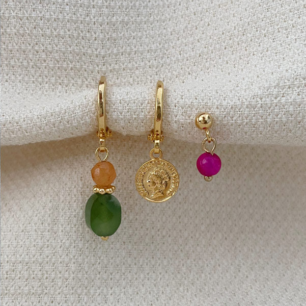 setje van 3 gouden oorbellen met een gouden muntje, een groene agaat en een roze jade.