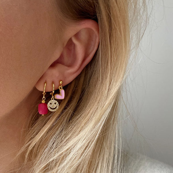 set van 3 oorbellen met een roze jade steen, een roze hartje en een zirconia smiley.