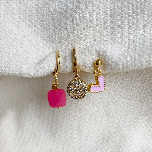 set van 3 oorbellen met een roze jade steen, een roze hartje en een zirconia smiley.