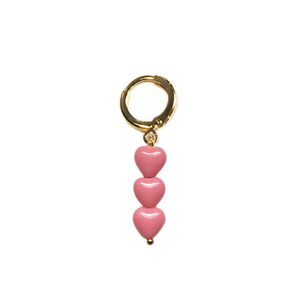 Fijne gouden oorring met drie roze hartjes onder elkaar.