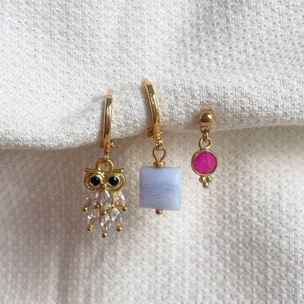 een setje van 3 gouden oorbellen met een uil, chalcedon en een roze edelsteennje agaat edelsteen