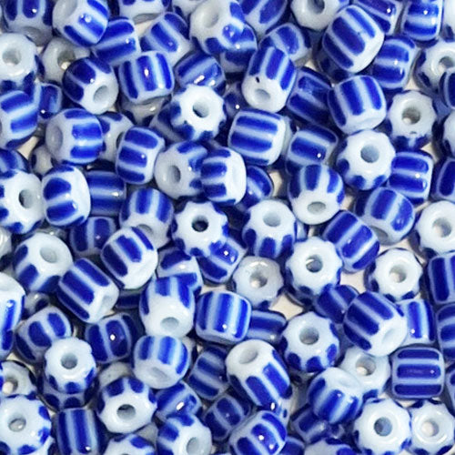 Deze blauw wit gestreepte rocailles zijn top! Een perfecte aanvulling op je collectie kralen. Dit type kraal geeft je sieraad een mooie, speelse, stoere look.