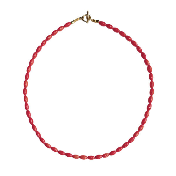 dit korte kettinkje van rode bamboekoraal heeft een extra mooi detail, het kapittelslot kun je voor of achter dragen. 