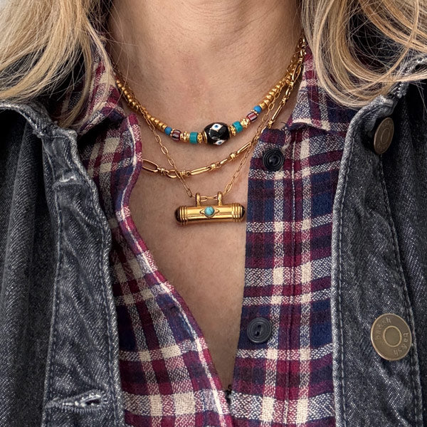 Ketting geregen van gouden rocailles in bohemian style met een zwarte eycatcher in het midden.