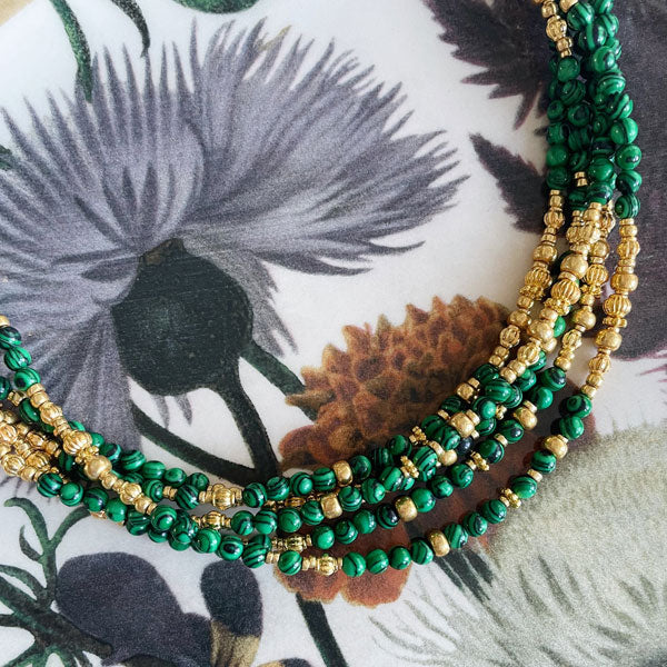 Deze ketting is geregen met groene malachiet kralen en gouden spacers. Een musthave voor jouw collectie omdat het een tijdloze eyecatcher is die makkelijk combineert.