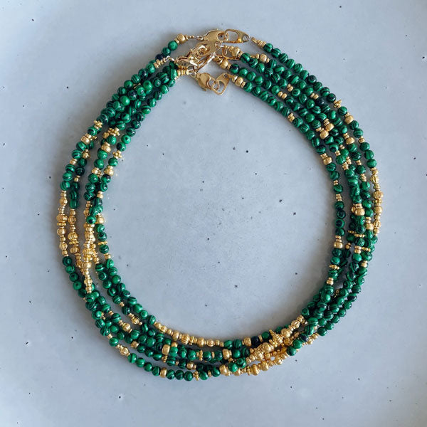 Deze ketting is geregen met groene malachiet kralen en gouden spacers. Een musthave voor jouw collectie omdat het een tijdloze eyecatcher is die makkelijk combineert.