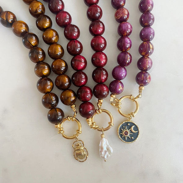 Deze ketting is geregen met grote ronde paars bruine kralen. Een ideale ketting als je van warme kleuren houdt.