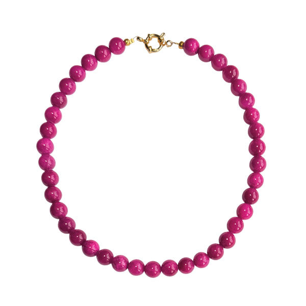 Deze ketting met grote ronde knalroze jade kralen van 10 mm is een ideale basis voor jouw sieradencollectie. 