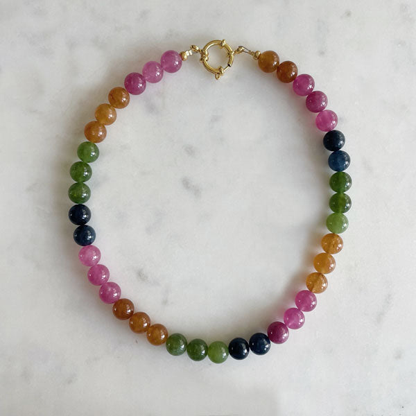 Deze ketting met grote ronde jade kralen in warme tinten is een ideale basis voor jouw sieradencollectie.