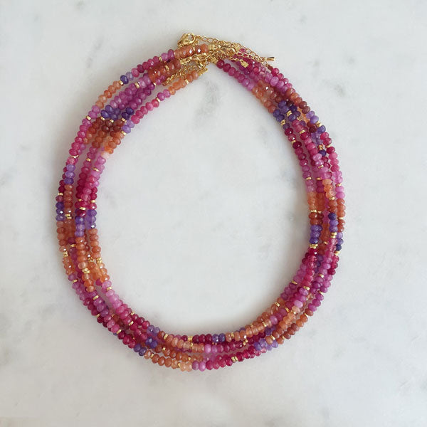 kort kettinkje van facet geslepen halfedelsteen agaat in roze, oranje, lila en goud. Een mooie ketting met handige verstelbare sluiting.